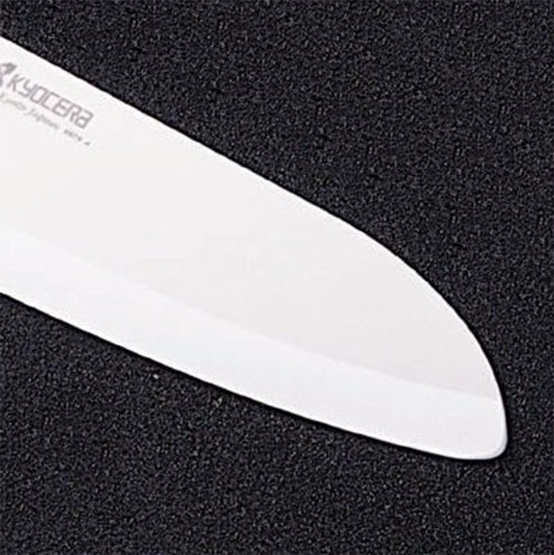 Dettaglio lama coltello santoku bianco Kyocera