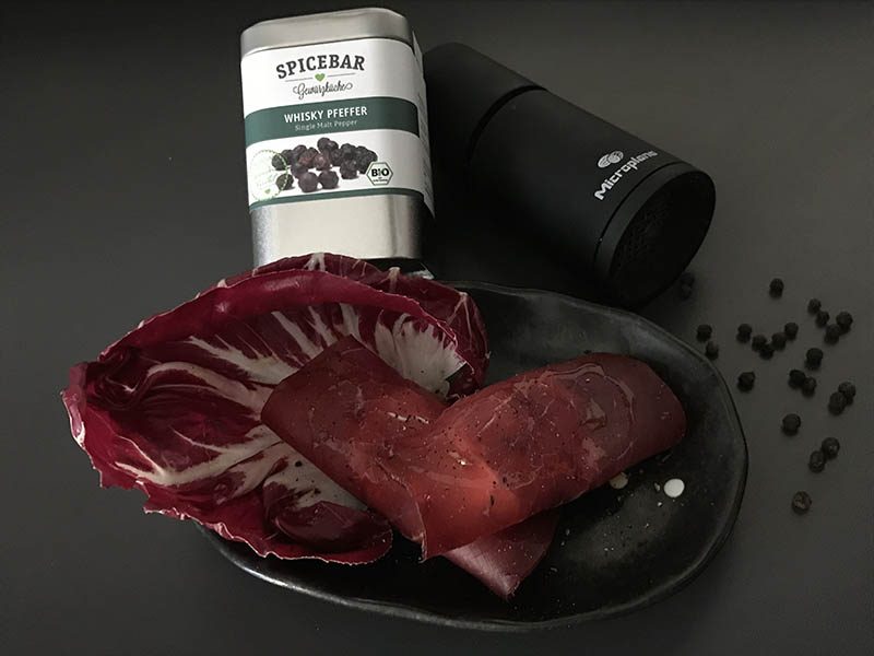 Involtini di bresaola con formaggio spalmabile, radicchio e pepe al whisky