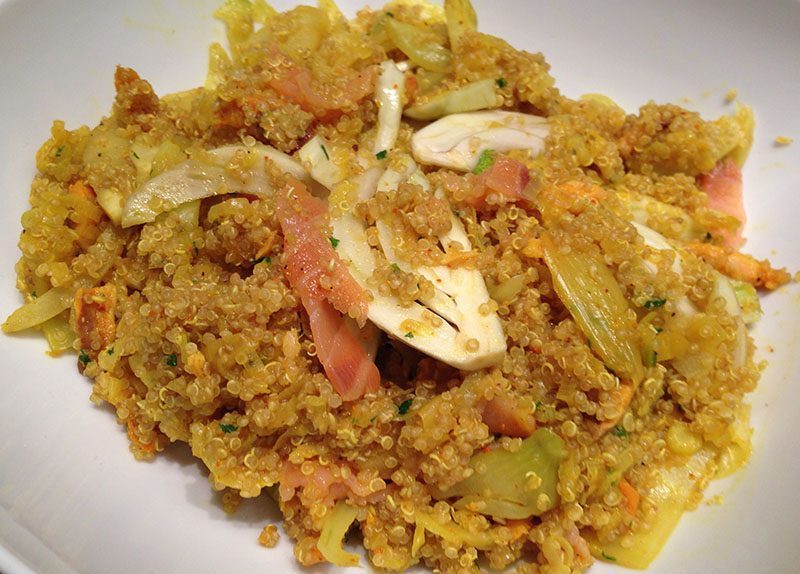 Insalata di quinoa con salmone, porri, finocchi e curcuma