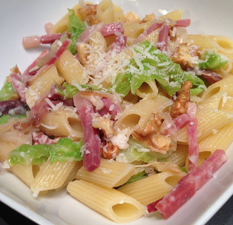 Penne con verza, speck e noci