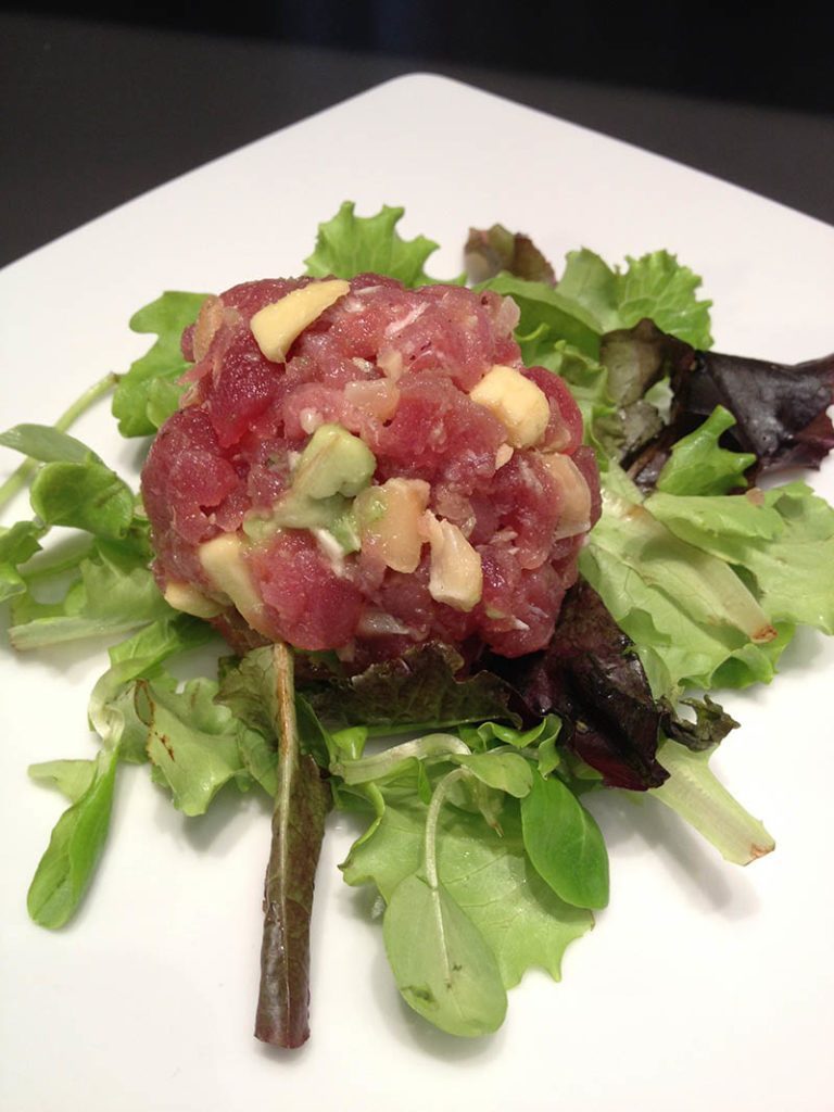 Tonno crudo con avocado e macadamia