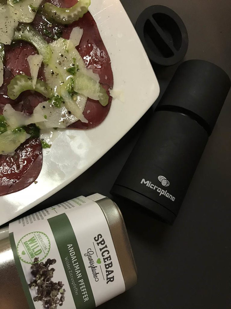 Bresaola pepe Andaliman Spicebar e Spice Mill Microplane