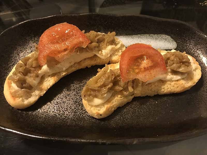 Crostini con gorgonzola, melanzane e pomodoro