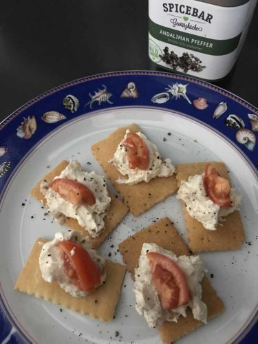 Focaccia secca con formaggio spalmabile alla bottarga