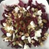 Insalata di radicchi con feta, noci, olive e pomodori secchi