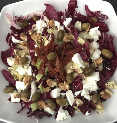 Insalata di radicchi con feta, noci, olive e pomodori secchi