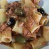 Mezzi rigatoni al sugo di tonno e olive