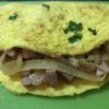 Omelette farcita con cipolle e speck