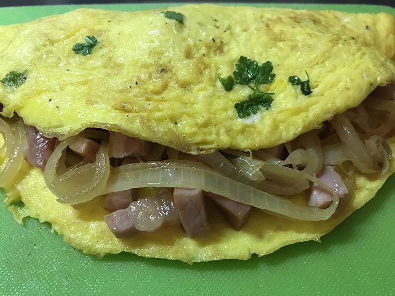 Omelette farcita con cipolle e speck