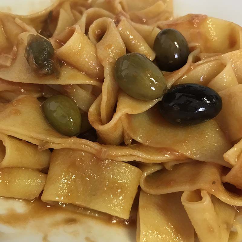 Pappardelle con capperi, acciughe e olive