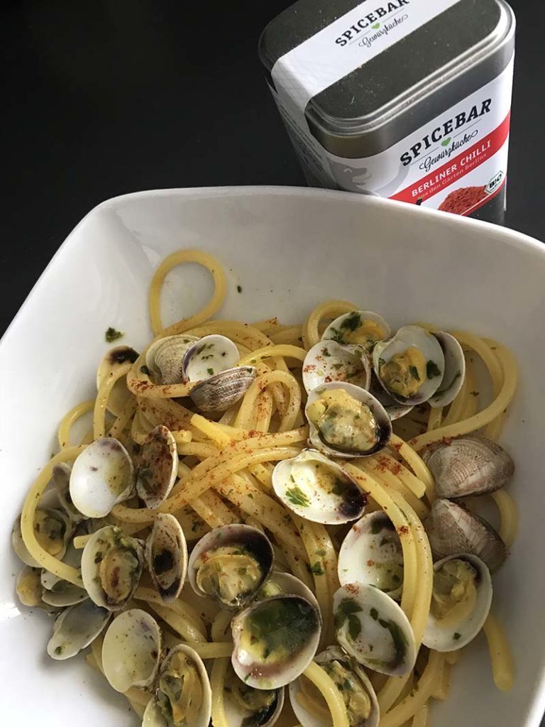 Spaghetti con lupini di mare e zafferano