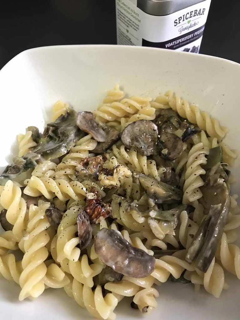 Fusilli carciofi, funghi, formaggi e noci