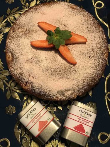 Torta allo yogurt con fragole e lamponi