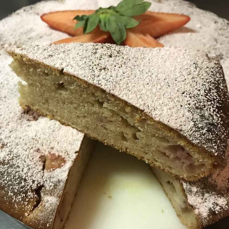 Torta allo yogurt con fragole e lamponi