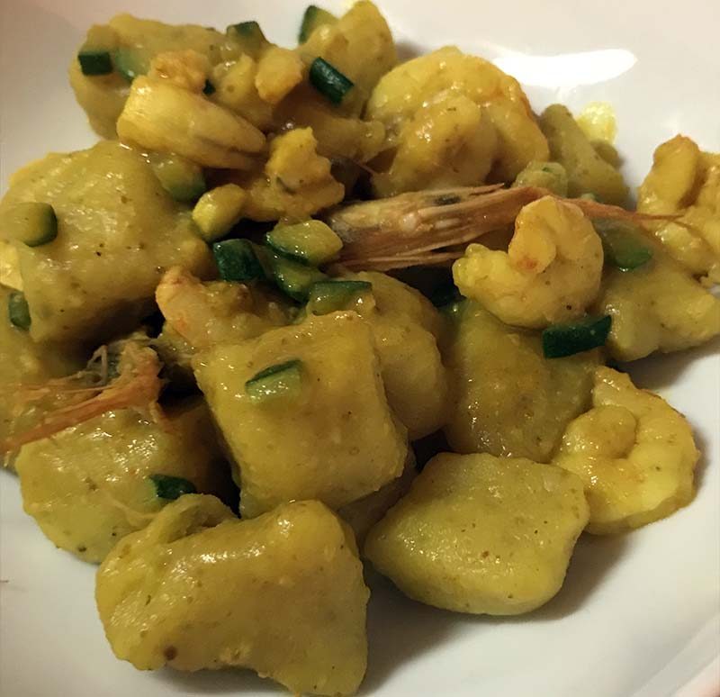 Gnocchi di patate alla curcuma con gamberetti e zucchine