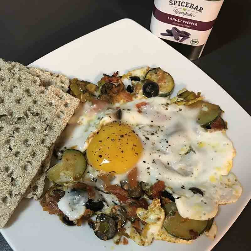 Uova con verdure e pepe lungo di Spicabar