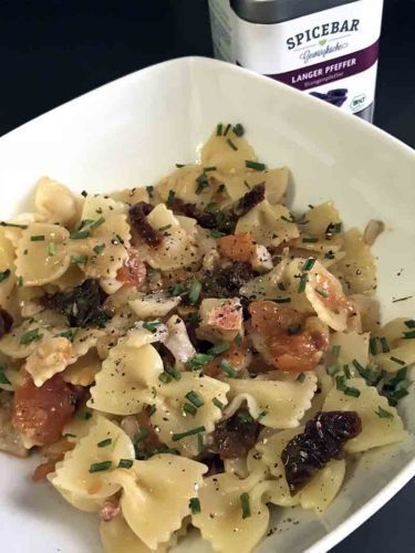 Farfalle con triglie pomodori secchi e pepe lungo di Spicebar