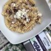 Fusilli con guanciale feta e pepe Voatsiperifery di Spicebar