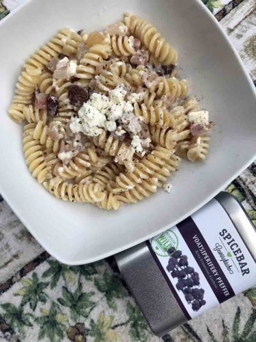 Fusilli con guanciale feta e pepe Voatsiperifery di Spicebar