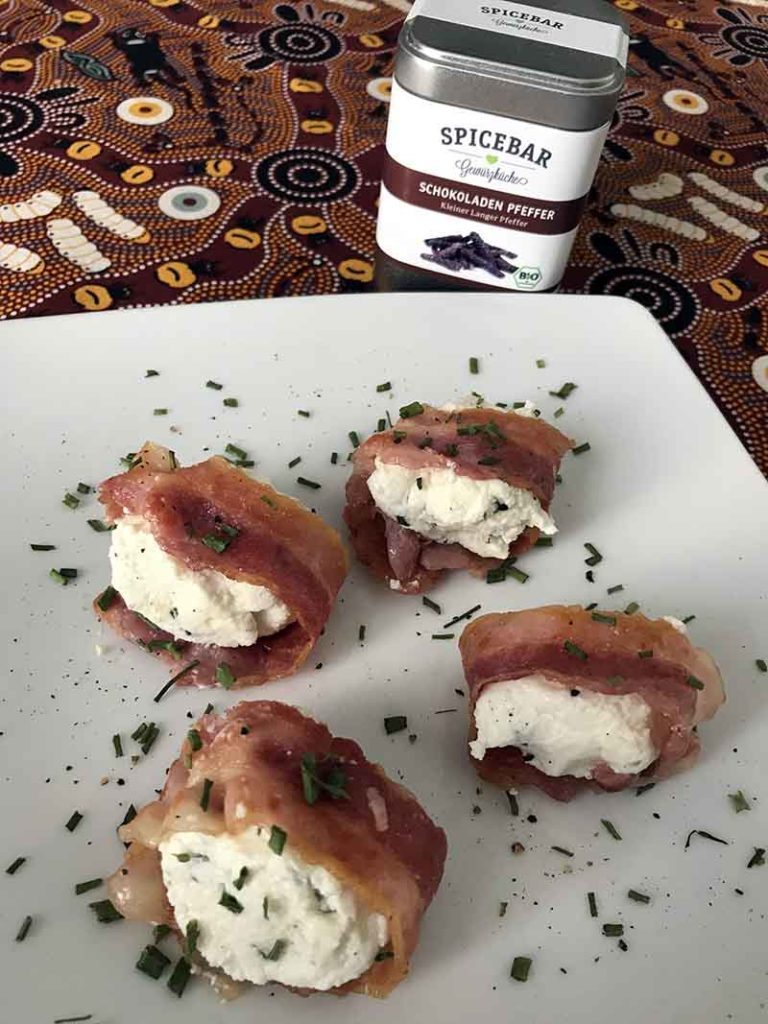 Involtini di caprino e bacon croccante con pepe cioccolato Spicebar