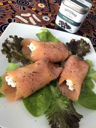 Involtini di salmone affumicato e caprino con pepe al whisky