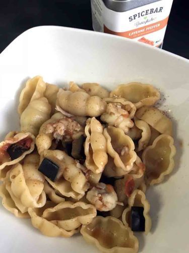 Pasta con melanzane e gamberi e pepe di Cayenna di Spicebar