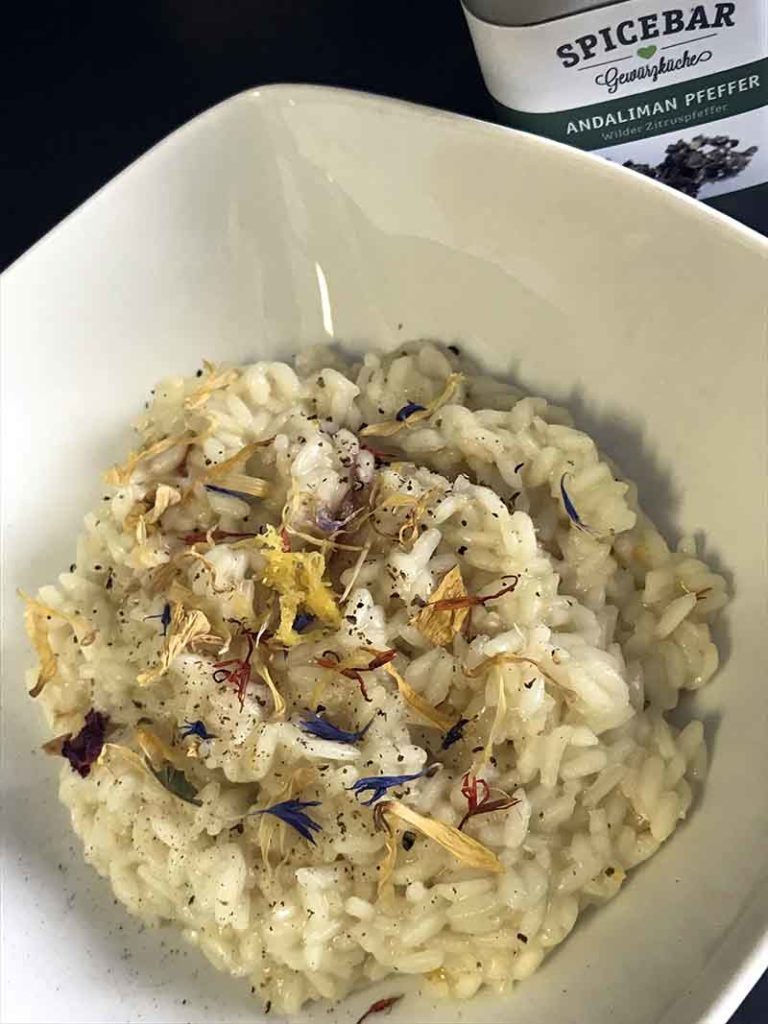 Risotto al limone fiori essiccati e pepe Andaliman