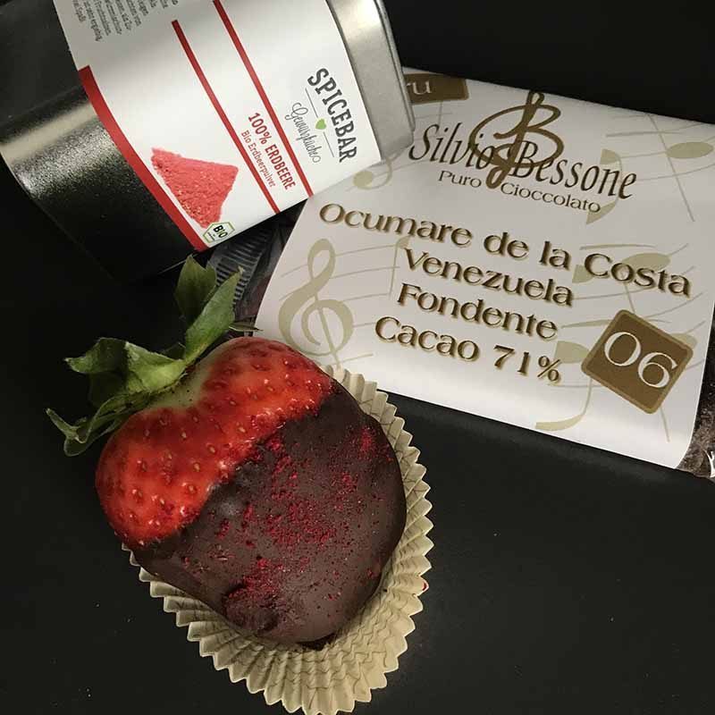 Fragole con cioccolato fondente di Bessone e polvere di fragola di Spicebar