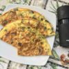 Frittata con cipollotto e macina spezie Spice Mill di Microplane