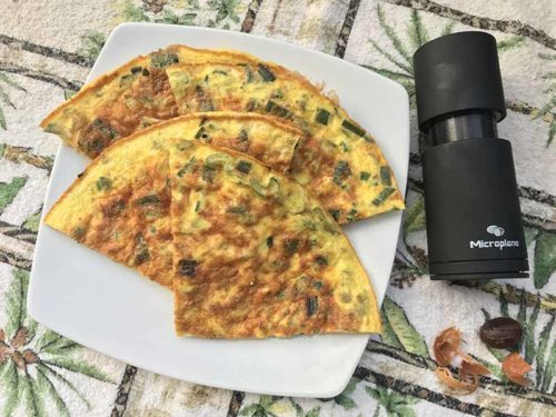 Frittata con cipollotto e macina spezie Spice Mill di Microplane