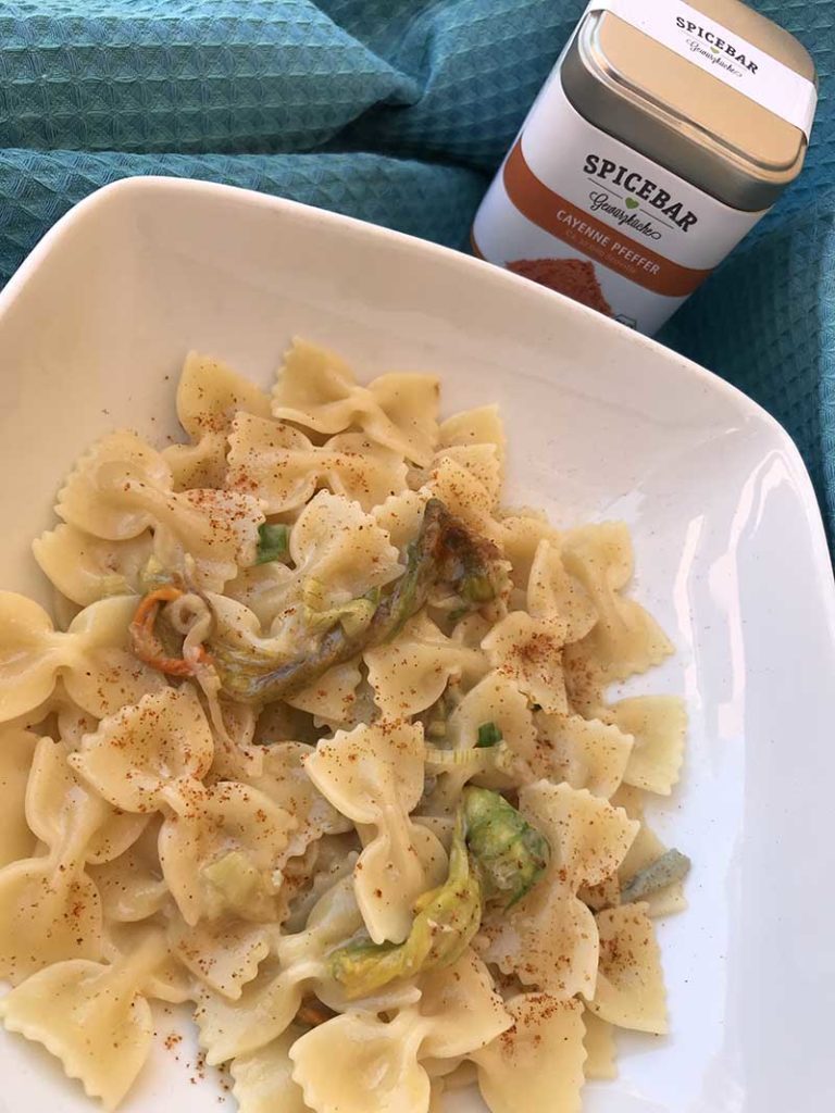 Farfalle gorgonzola e fiori di zucca con pepe di Cayenna Spicebar