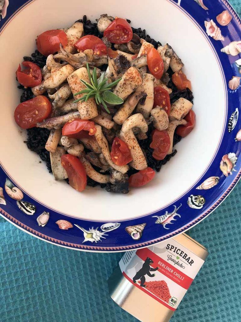 Seppie salvia e rosmarino con riso integrale nero e peperoncino di Berlino Spicebar