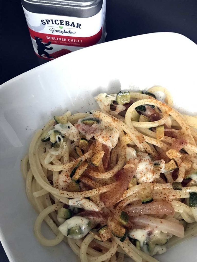 Spaghetti alla chitarra con guanciale zucchine e mozzarella