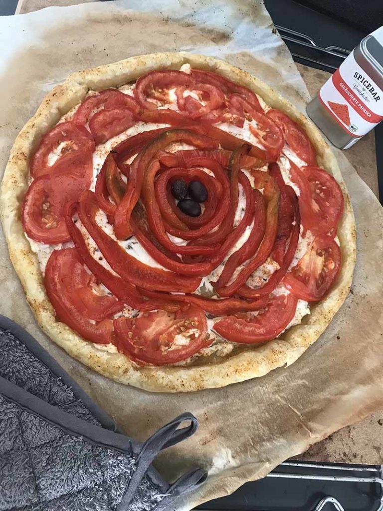 Torta con robiola pomodori e peperoni