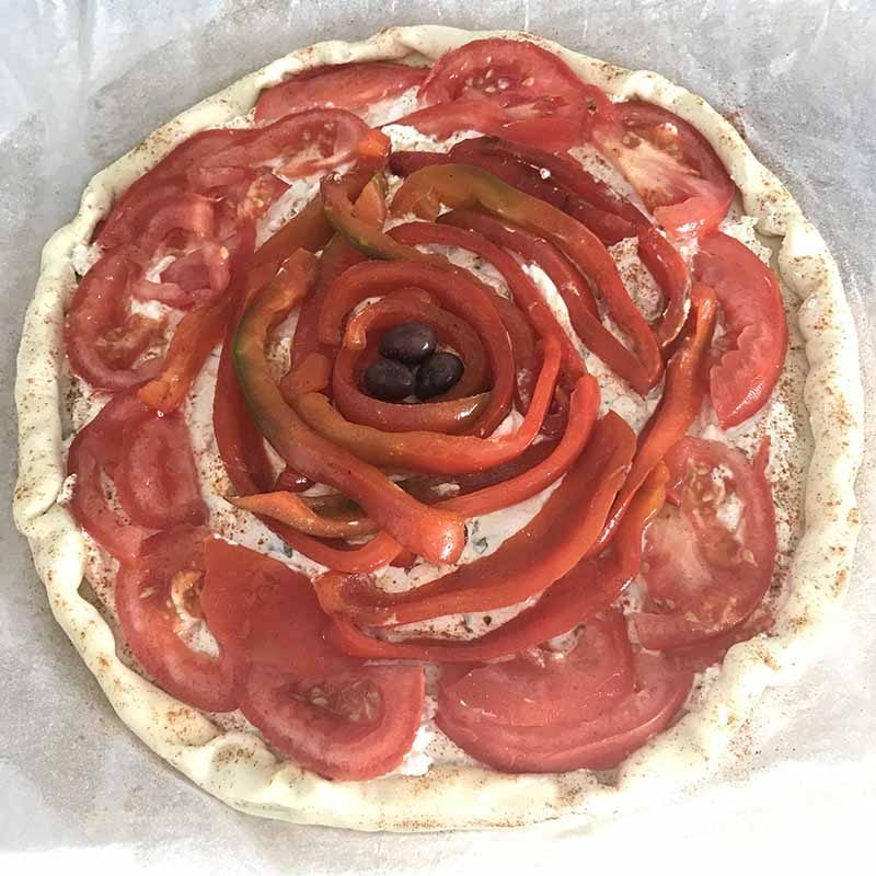 Torta con robiola pomodori e peperoni cruda