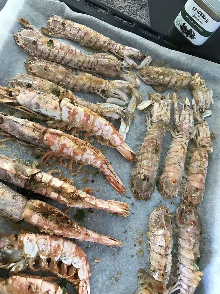 Cicale di mare e gamberi gratinati con pepe Andaliman