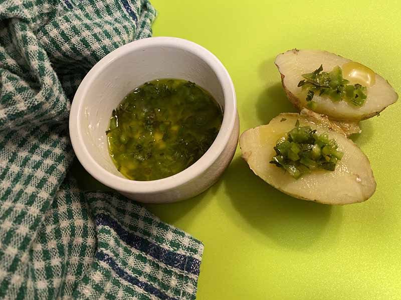 Mojo verde con papas arrugadas