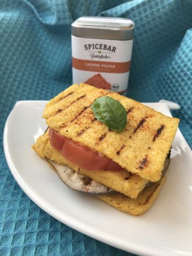 Panino di polenta con melanzane e pomodoro