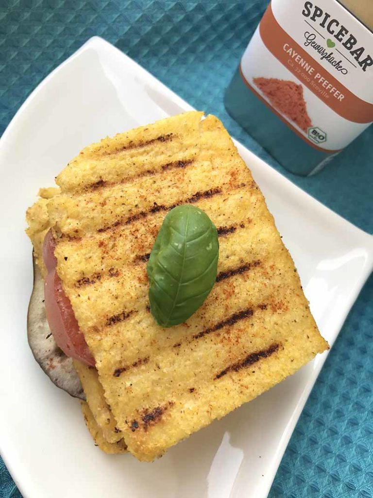 Panino di polenta con melanzane pomodoro e pepedi Cayenna di Spicebar 