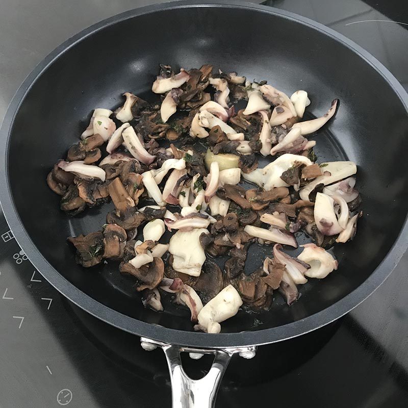 Spaghetti con seppie e champignon in padella Kyocera