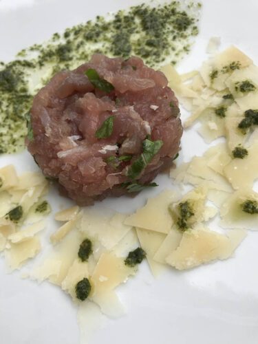 Tonno crudo con rucola e grana