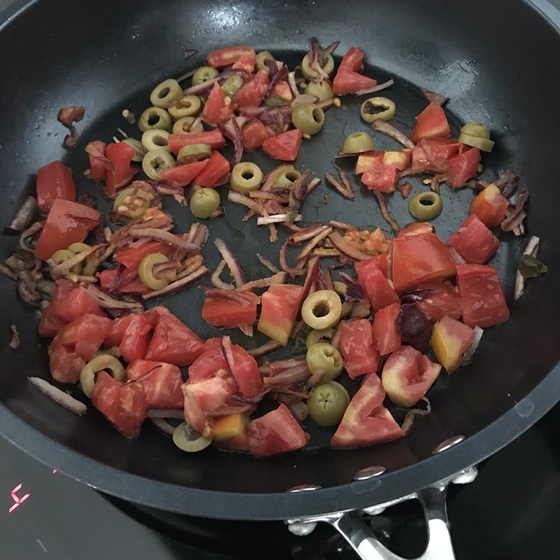 Preparazione del tonno alla mediterranea in padella Kyocera