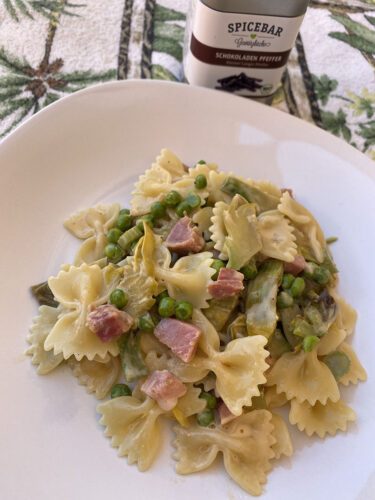 Farfalle con carciofi prosciutto cotto e piselli