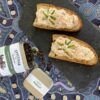 Crostini con mousse di salmone e cipolla egiziana ligure