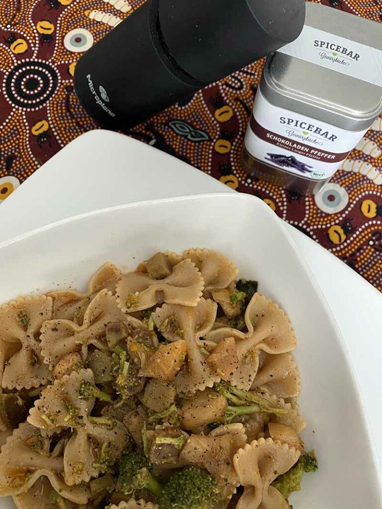 Farfalle con pepe cioccolato di Spicebar e macina spezie di Microplane