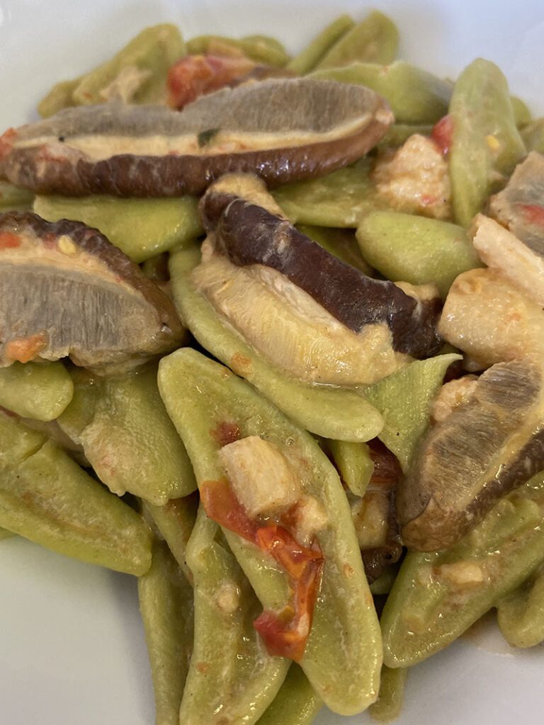 Foglie di ulivo con porcini e pomodorini