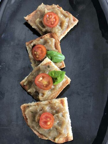 Crostini con mousse di melanzane e pomodorini