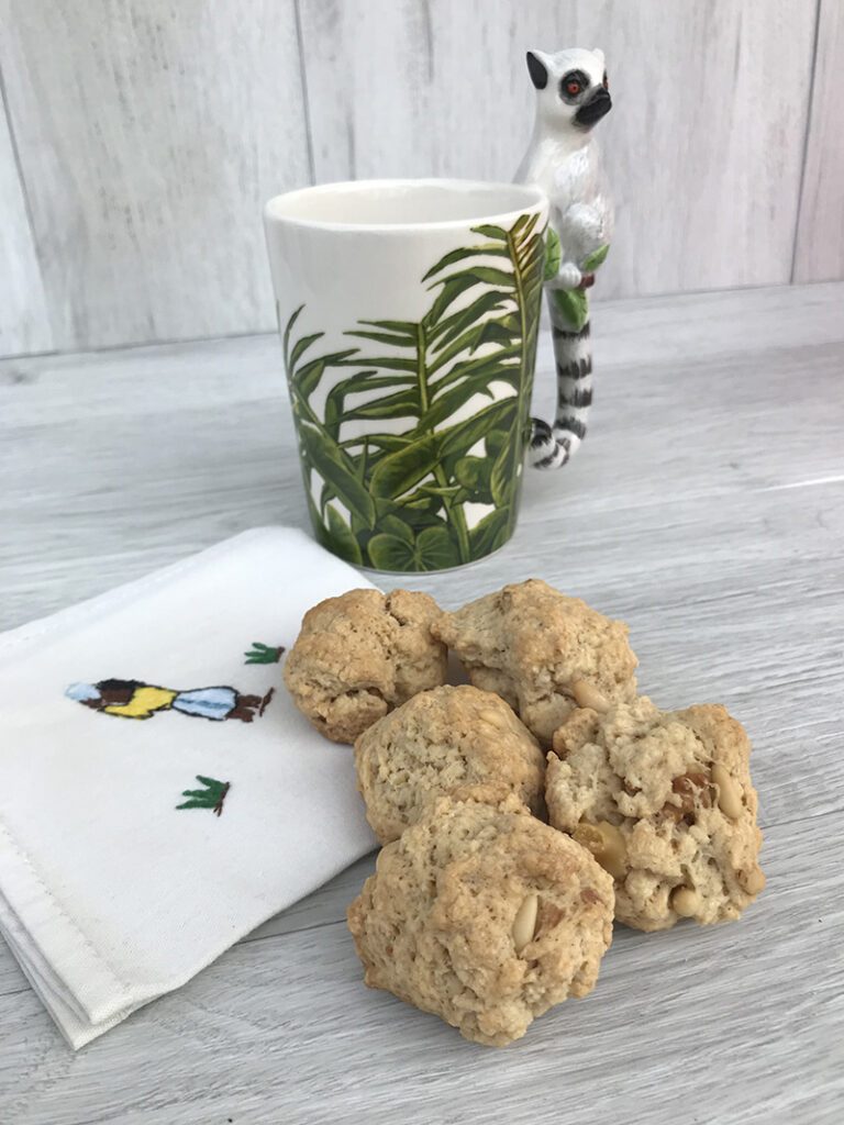 Biscotti ai pinoli e noci e tazza Puckator