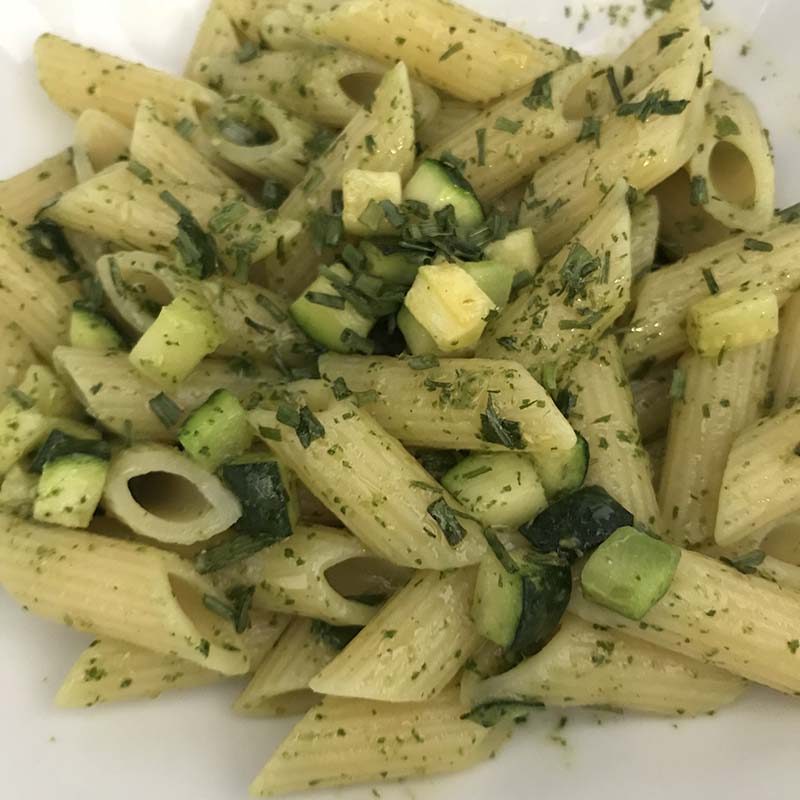 Mezze penne zucchine e pesto