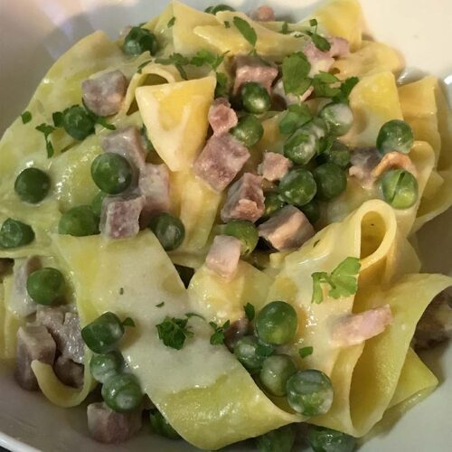 Pappardelle con panna prosciutto cotto e piselli